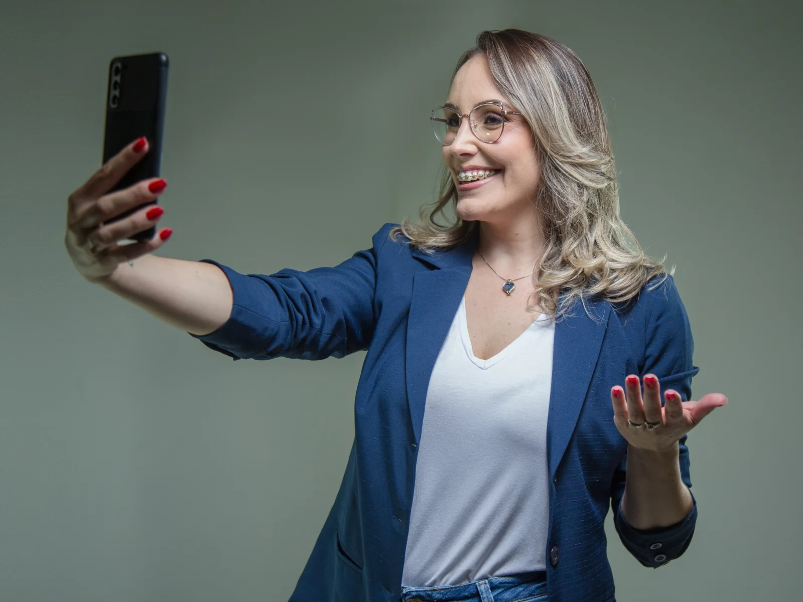 Graciela Freitas segurando fazendo um video self.